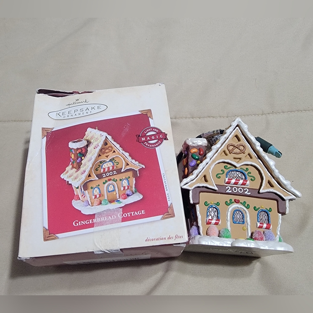 Hallmark Keepsake Ornament: 2002 Gingerbread Cottage (Model #QLX7683)